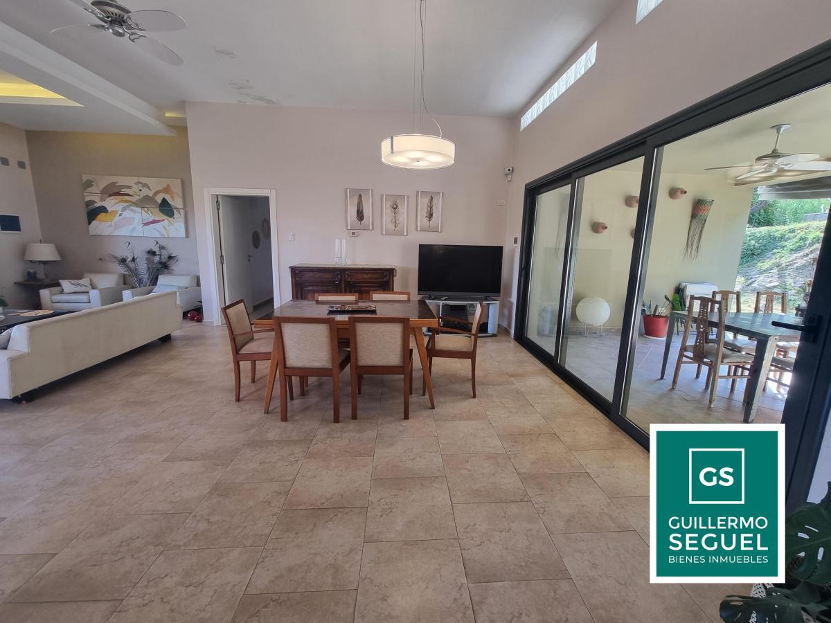 Foto de CASA EN VENTA DE 4 DORMITORIOS + ESCRITORIO CON TREMENDA VISTA – COUNTRY 4 HOJAS, imagen 2