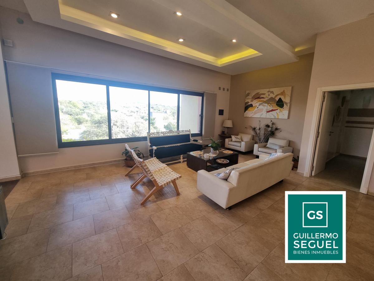 CASA EN VENTA DE 4 DORMITORIOS + ESCRITORIO CON TREMENDA VISTA – COUNTRY 4 HOJAS