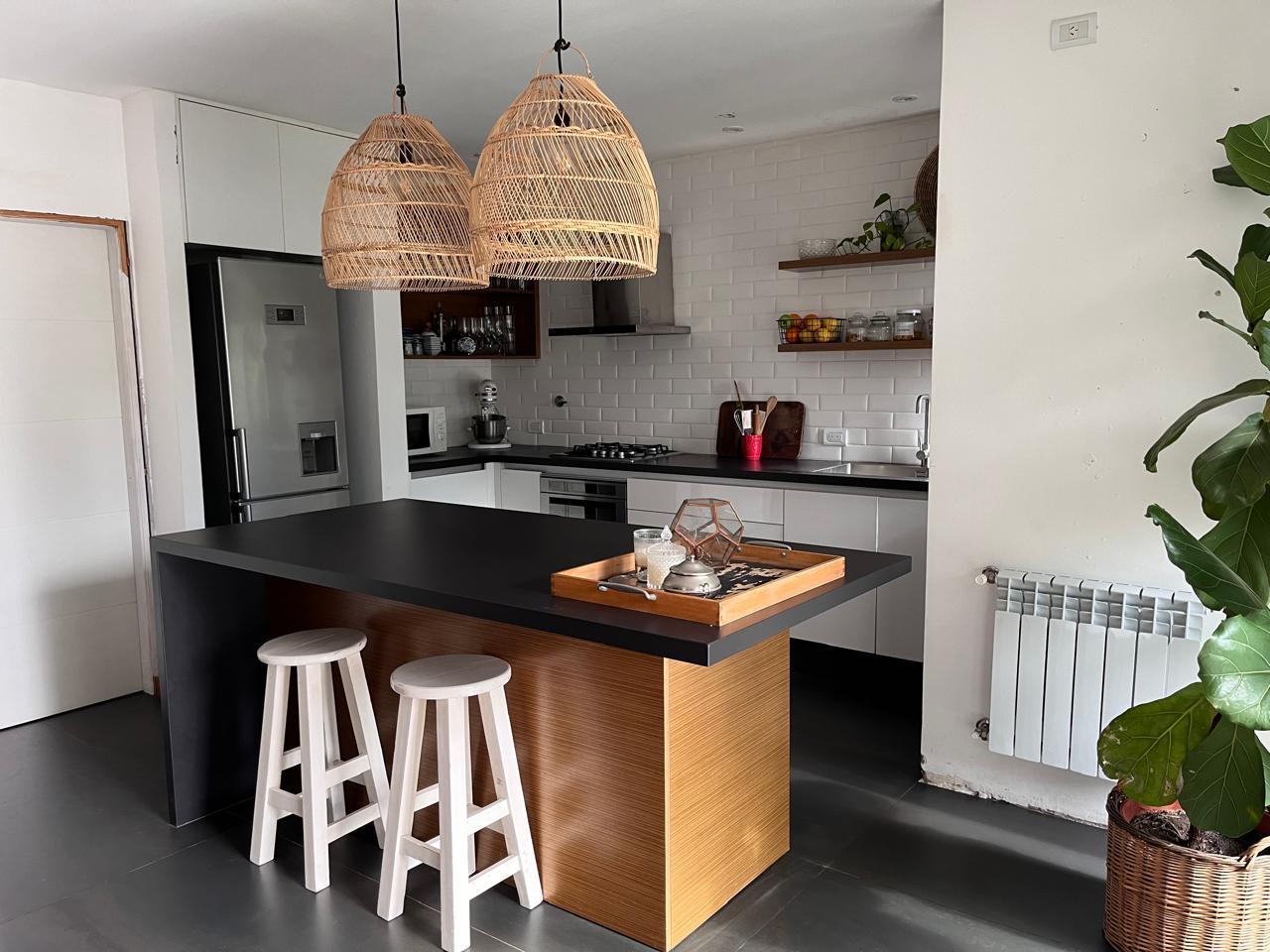 VENTA CASA DE 5 AMBIENTES CON JARDÍN Y COCHERA EN VICENTE LOPEZ