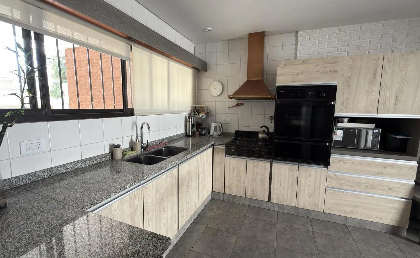 Venta casa de 6 ambientes con patio y cochera en Flores 2