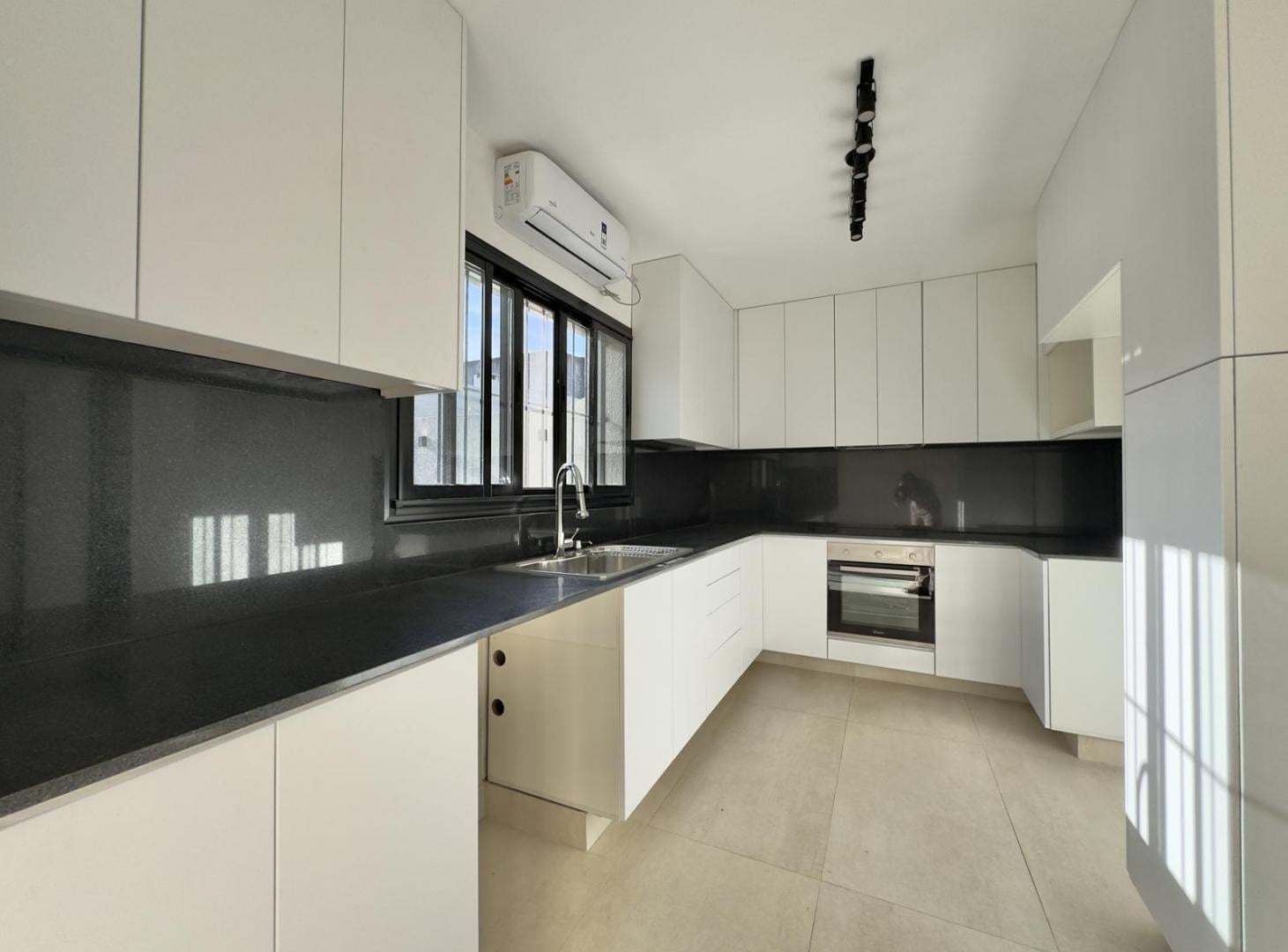 Foto de CASA 4 AMBIENTES OLIVOS PILETA QUINCHO A ESTRENAR, imagen 4