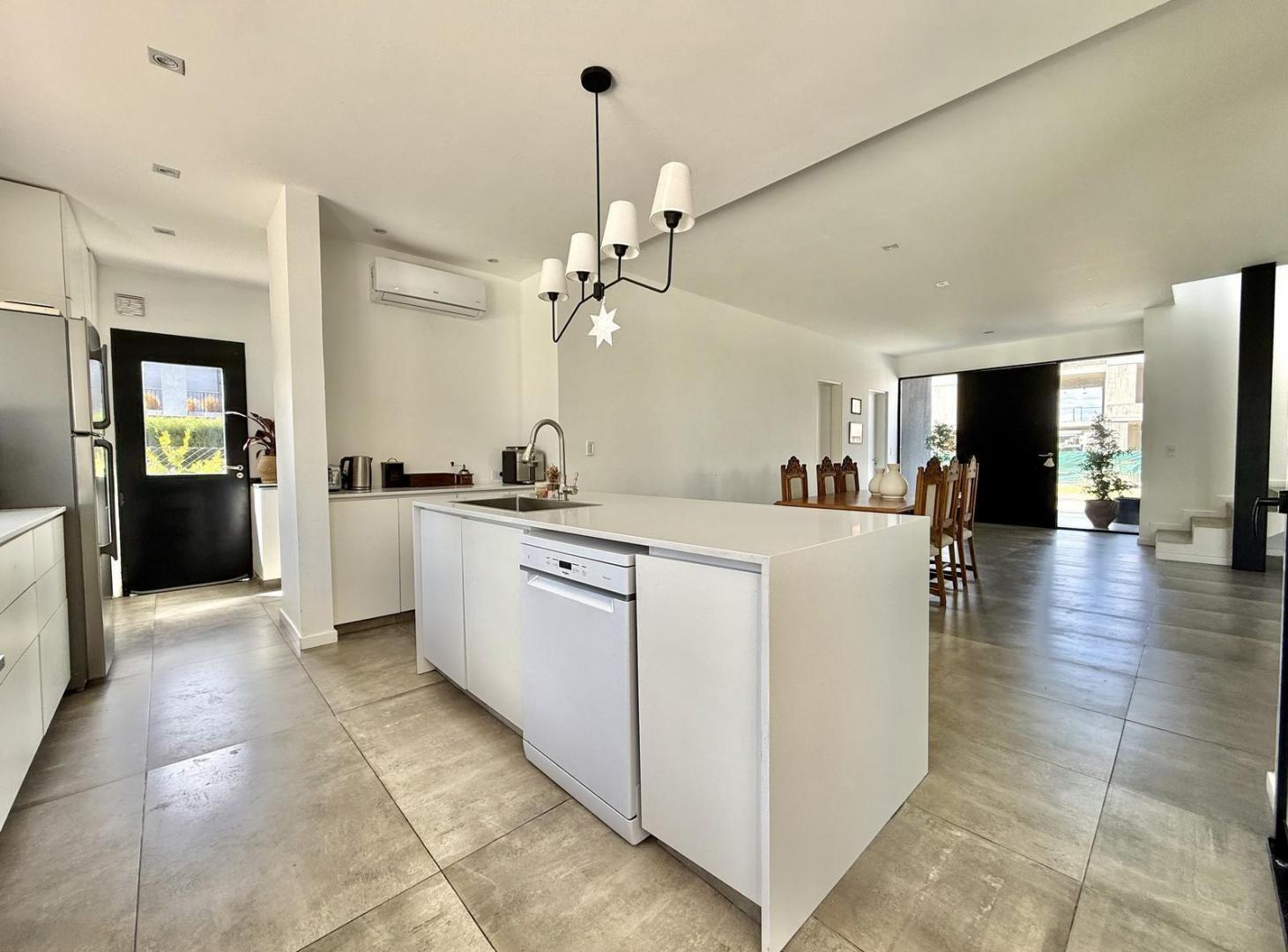 Foto de CASA VENTA 5 AMBIENTES BARRIO PRIVADO SANTA ANA, imagen 3