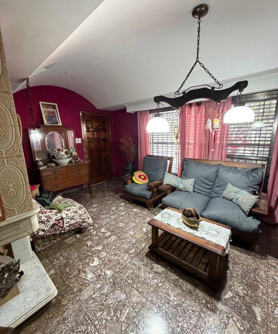 CASA 4 AMBIENTES Y DEPARTAMENTO
