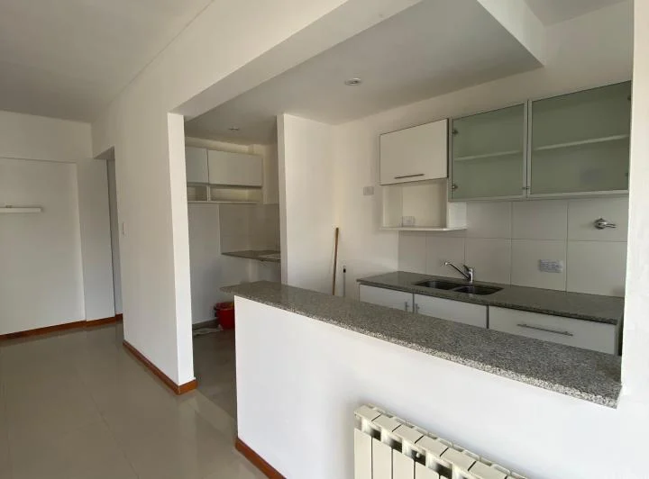Amplio departamento de 2 amb c/fte en alquiler Avellaneda Centro 4