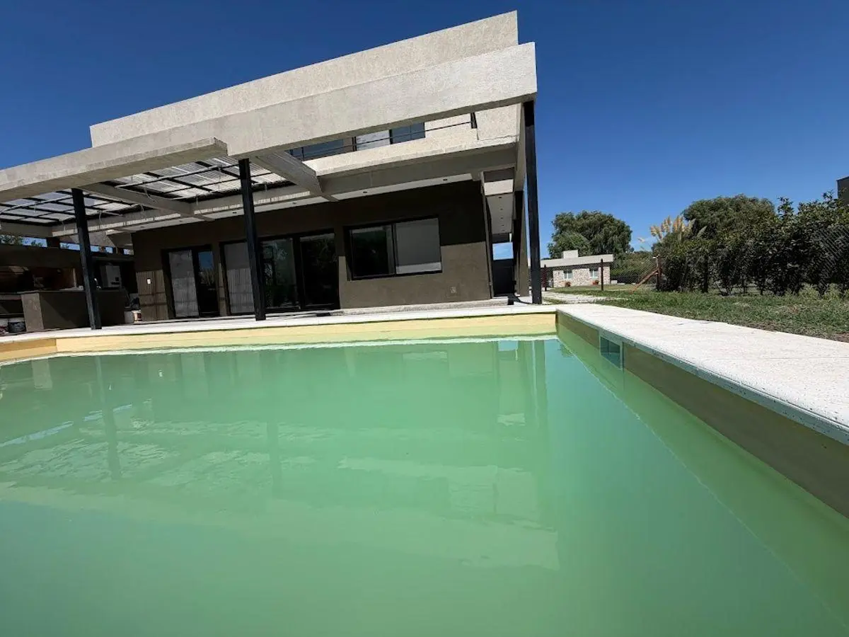 Hermosa casa A ESTRENAR en 2 plantas con piscina, fondo parquizado 2