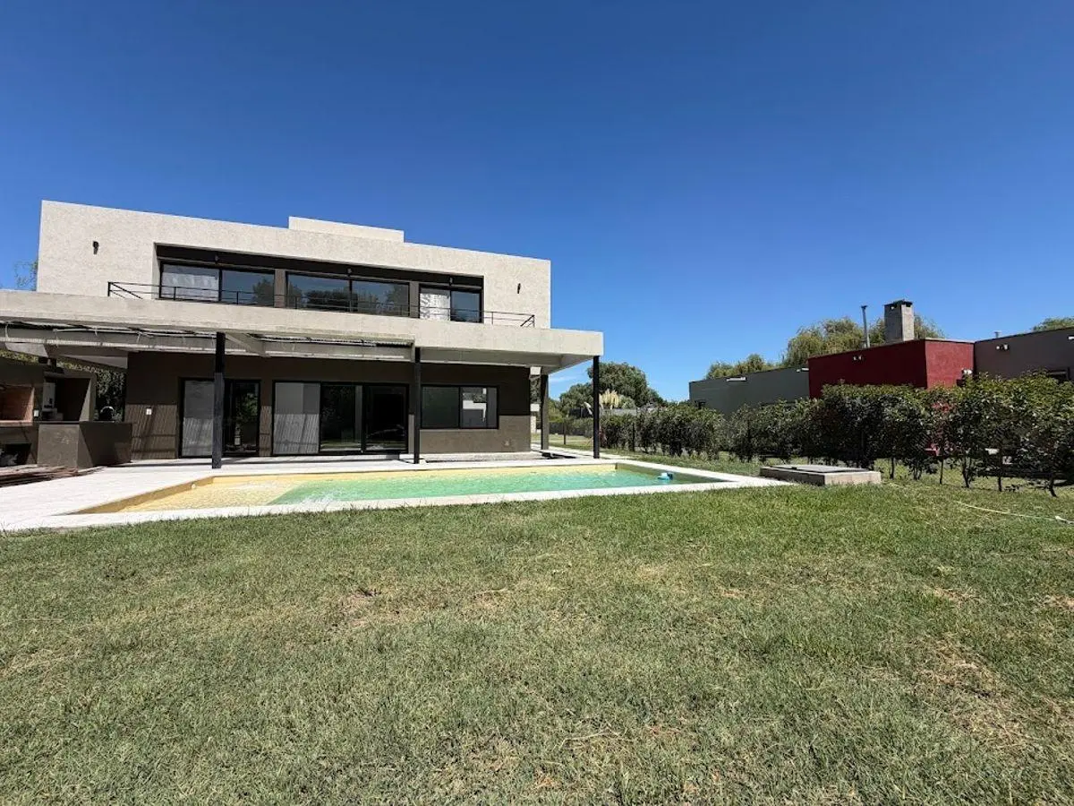 Hermosa casa A ESTRENAR en 2 plantas con piscina, fondo parquizado 5