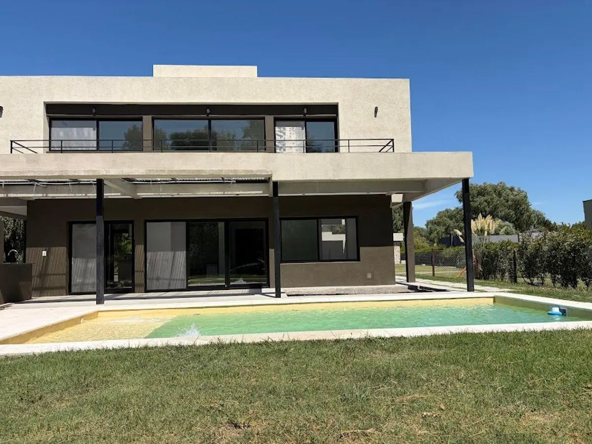 Hermosa casa A ESTRENAR en 2 plantas con piscina, fondo parquizado 3