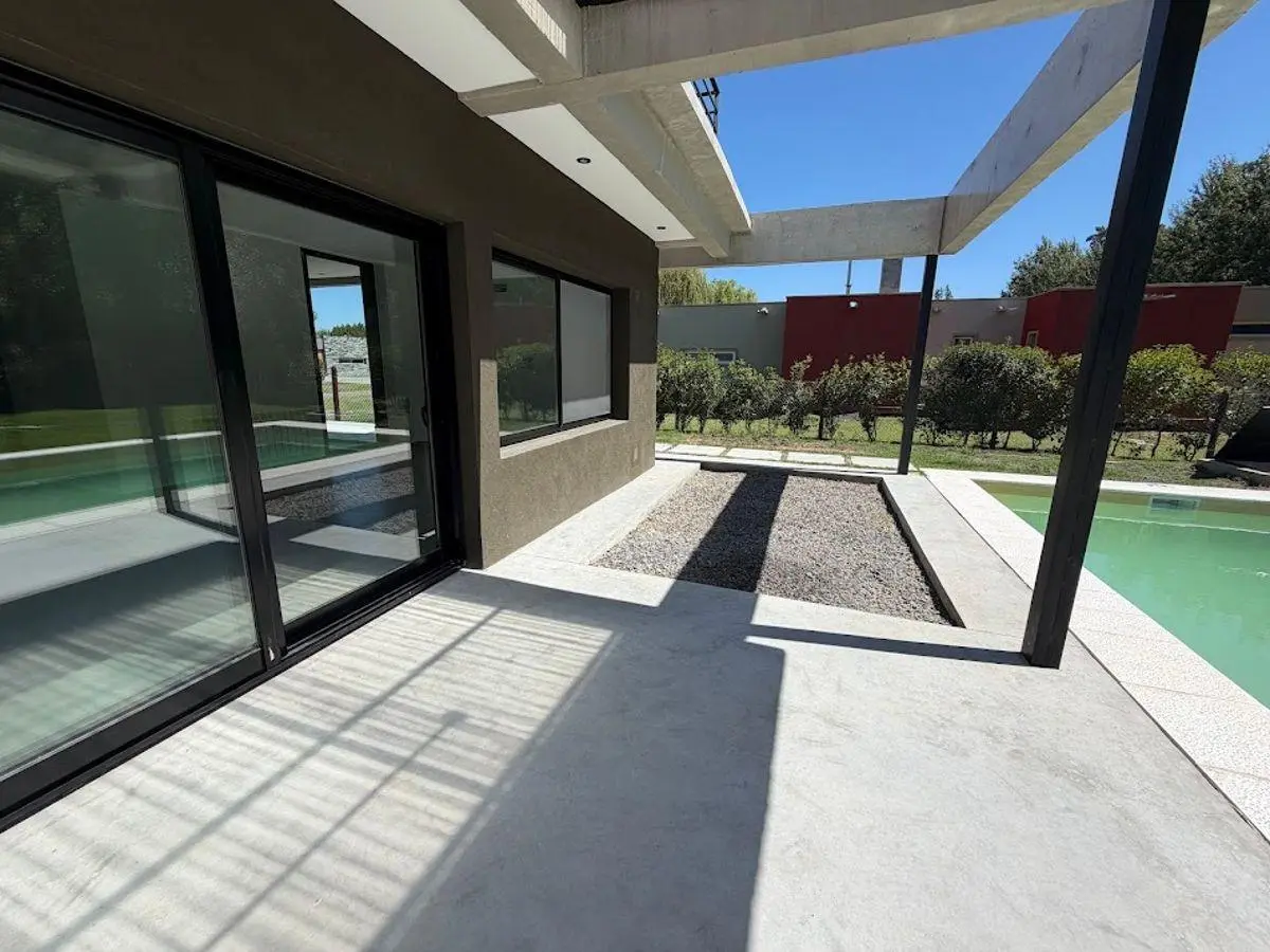 Hermosa casa A ESTRENAR en 2 plantas con piscina, fondo parquizado 4