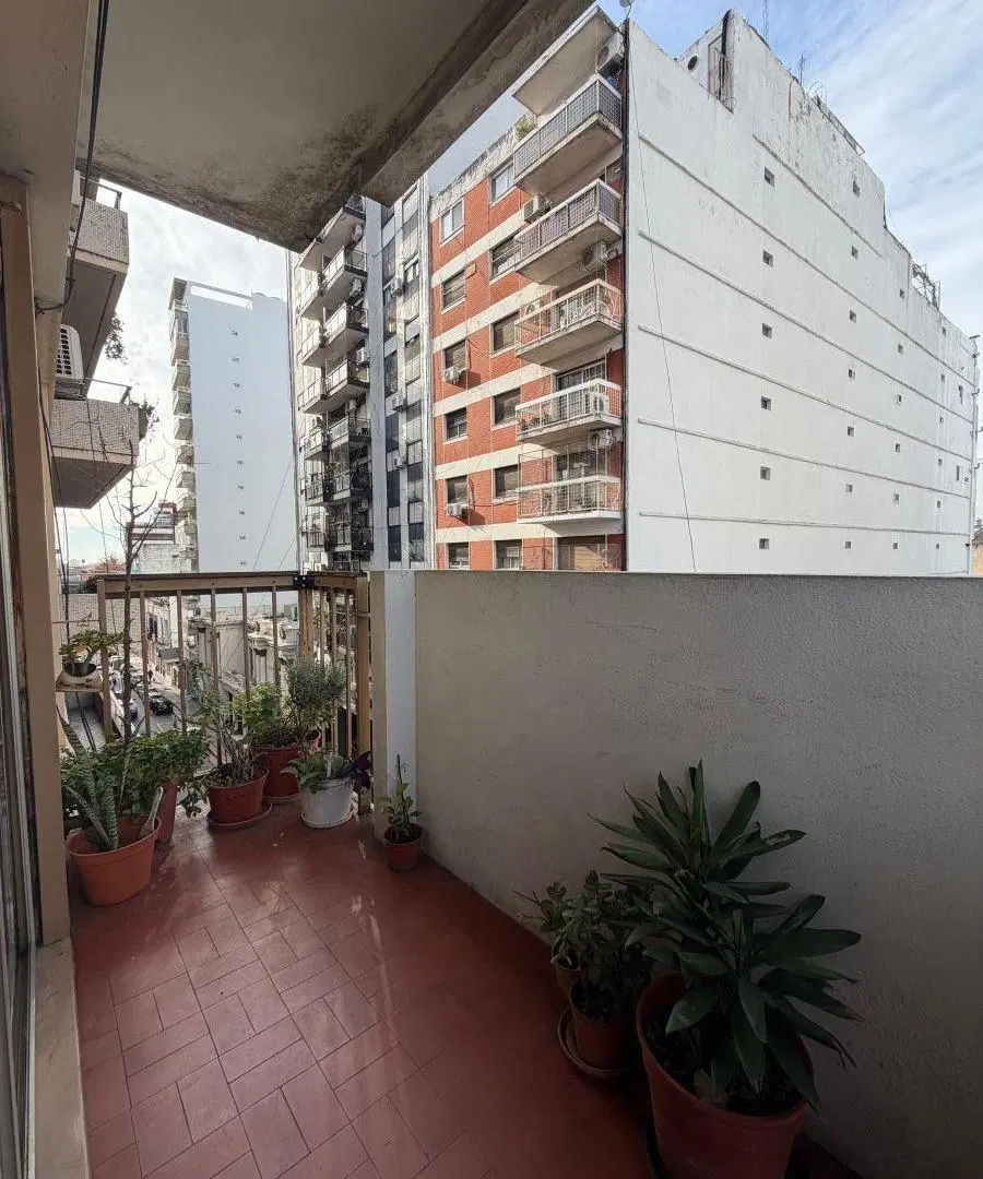 Departamento en semi piso al frente de 3 amb c/ dependencia en Avellaneda Centro 5