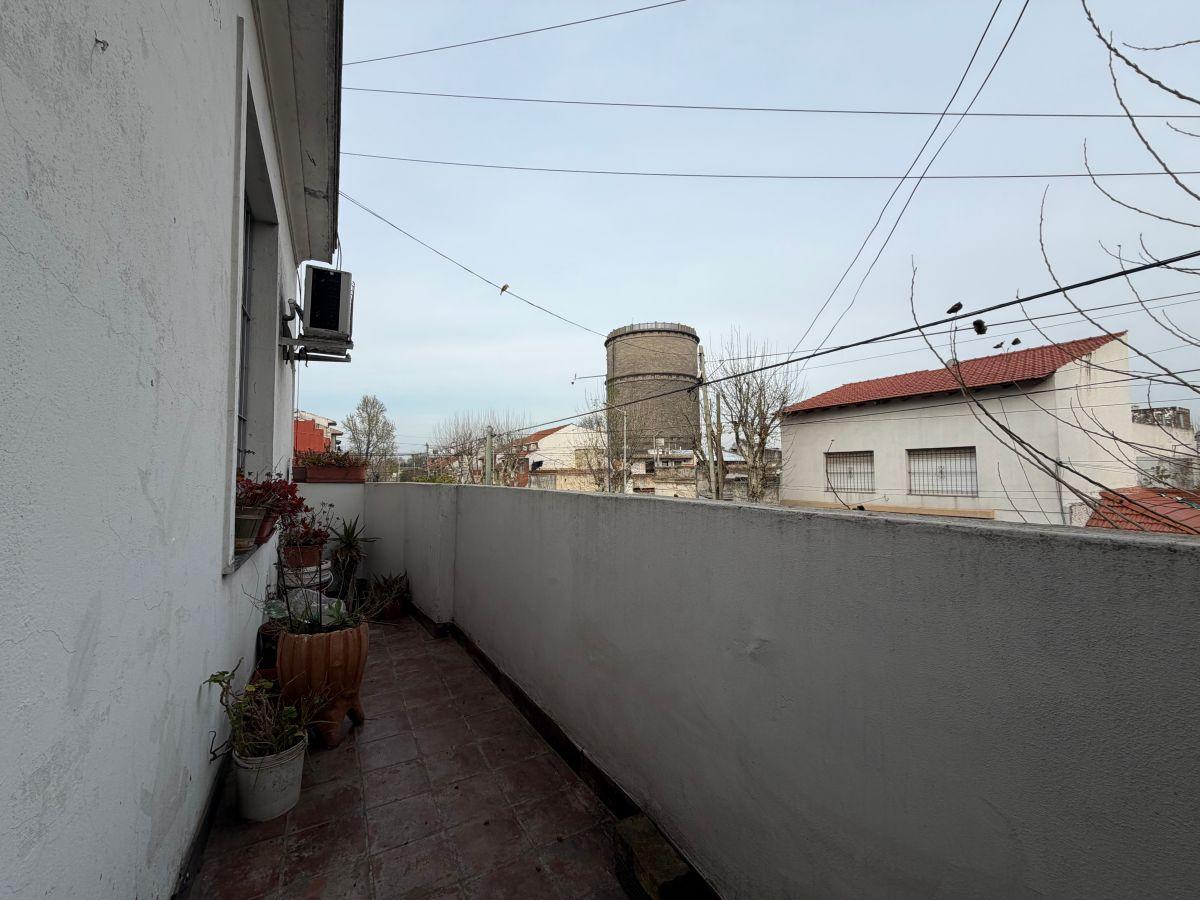 Foto de Departamento tipo casa al frente – 1er piso por escalera - Avellaneda, imagen 2