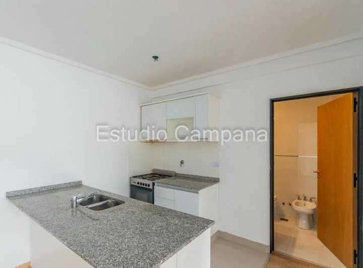 Departamento en Alquiler. Dos ambientes. Balcón terraza. Amenities. Flores 5