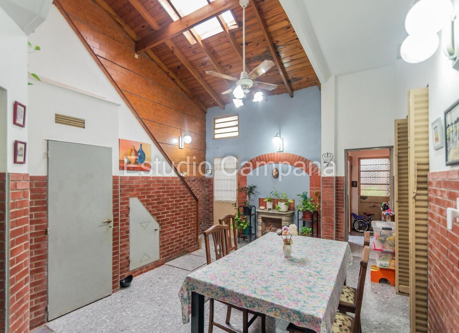 Casa en Venta. Siete ambientes. Cochera. Patio. Terraza. Villa Pueyrredon