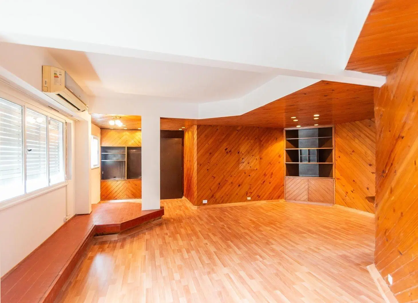 Departamento en Alquiler. Cinco ambientes. Espacio guardacoches. Muy luminoso. Belgrano 4