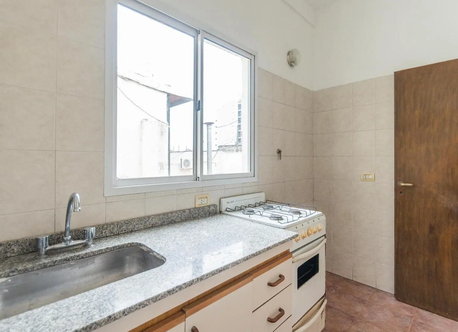 Venta de PH de dos ambiuentes. Con patio propio. Luminoso. Parque Chas 3