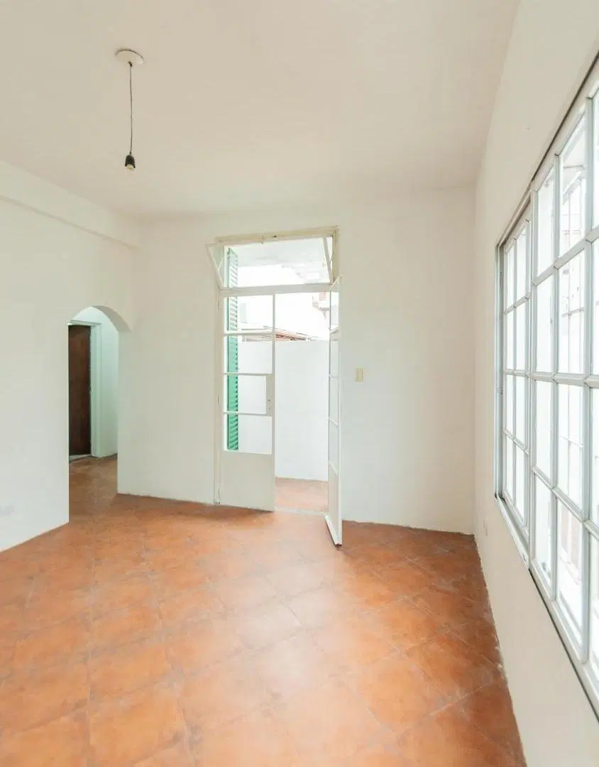 Venta de PH de dos ambiuentes. Con patio propio. Luminoso. Parque Chas 4