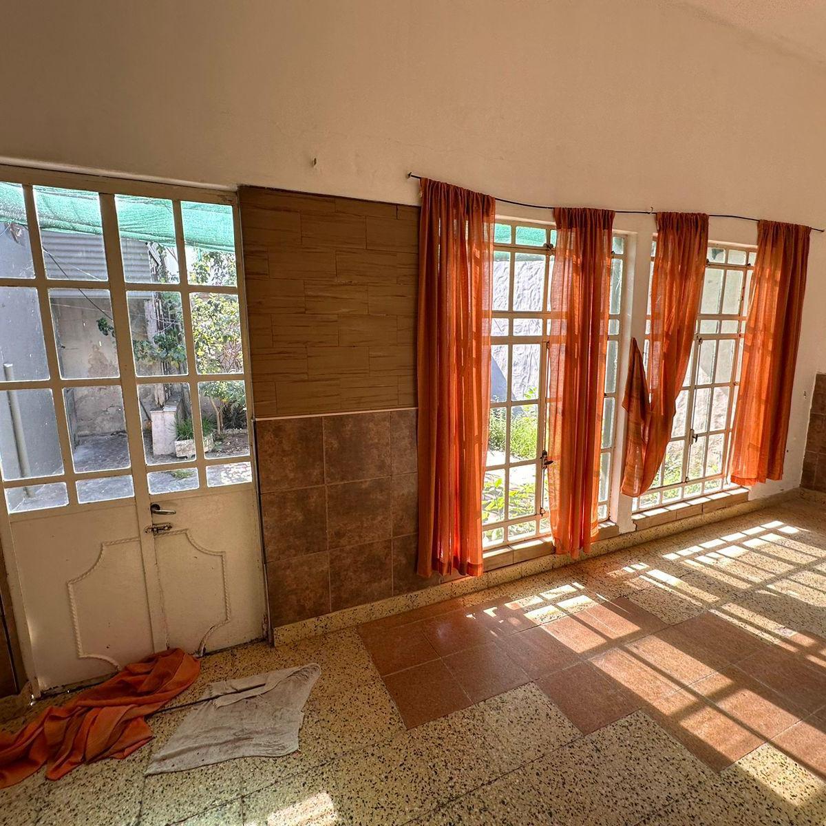 Venta Casa de 2 Dorm. Céntrica 1