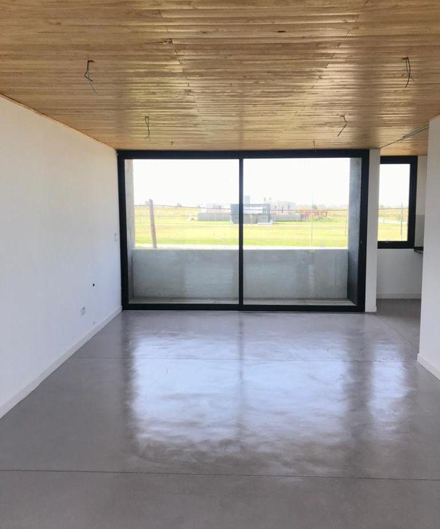 Foto de TRÍPLEX MODERNO DE 2 DORMITORIOS CON BALCÓN Y AMPLIO JARDÍN, imagen 2