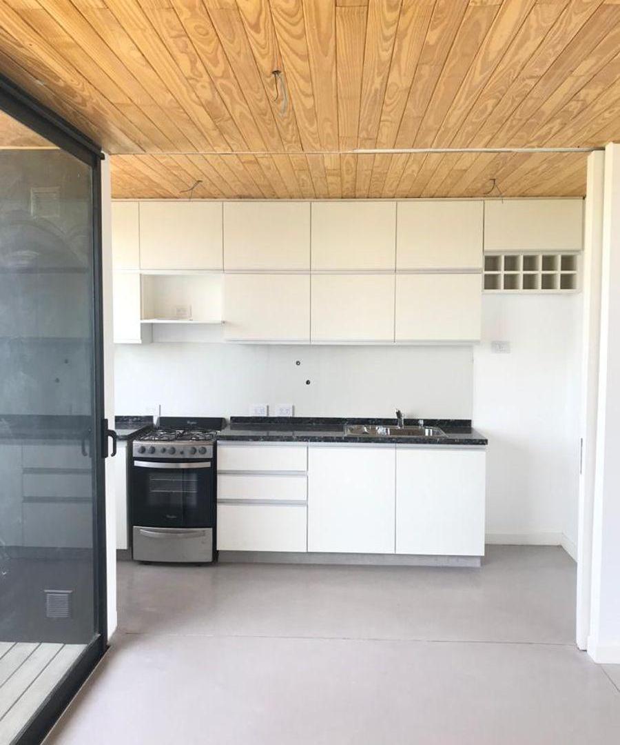 Foto de TRÍPLEX MODERNO DE 2 DORMITORIOS CON BALCÓN Y AMPLIO JARDÍN, imagen 3