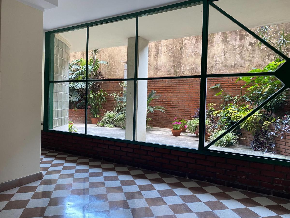Venta Departamento de 3 Ambientes en Planta Baja Patio y Baulera, en Caballito 2