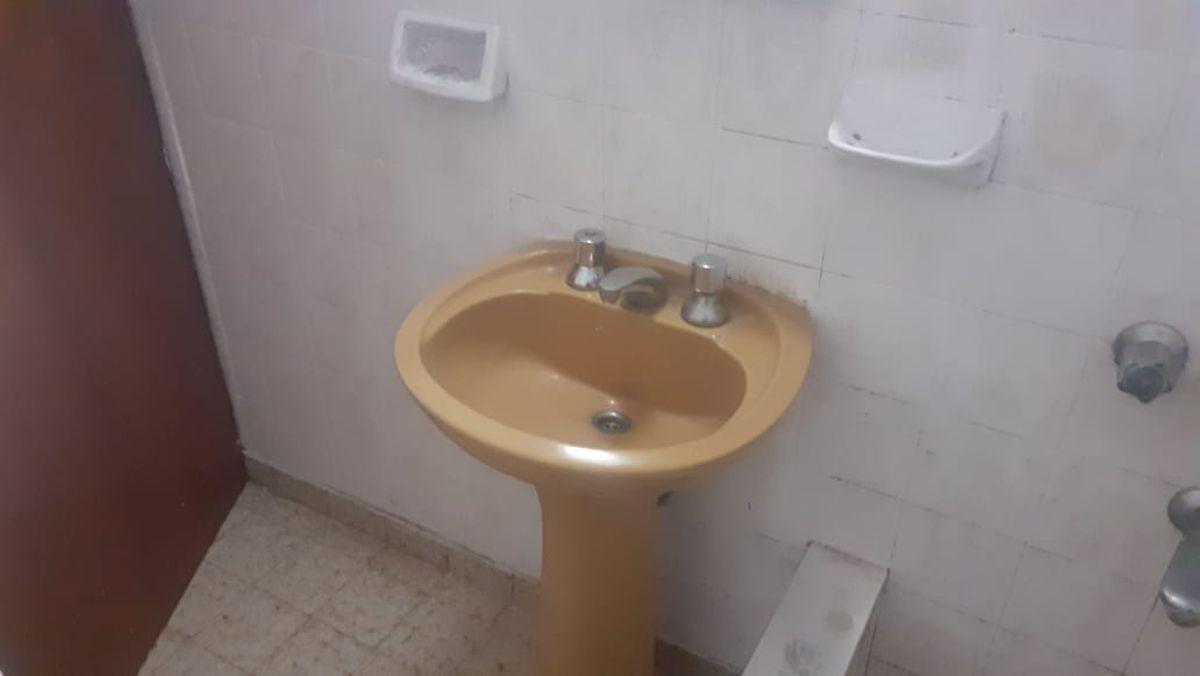 Foto de SE ALQUILA CASA DE 3 AMBIENTES A POCAS CUADRAS DE AV. HIP. YRIGOYEN EN, imagen 3