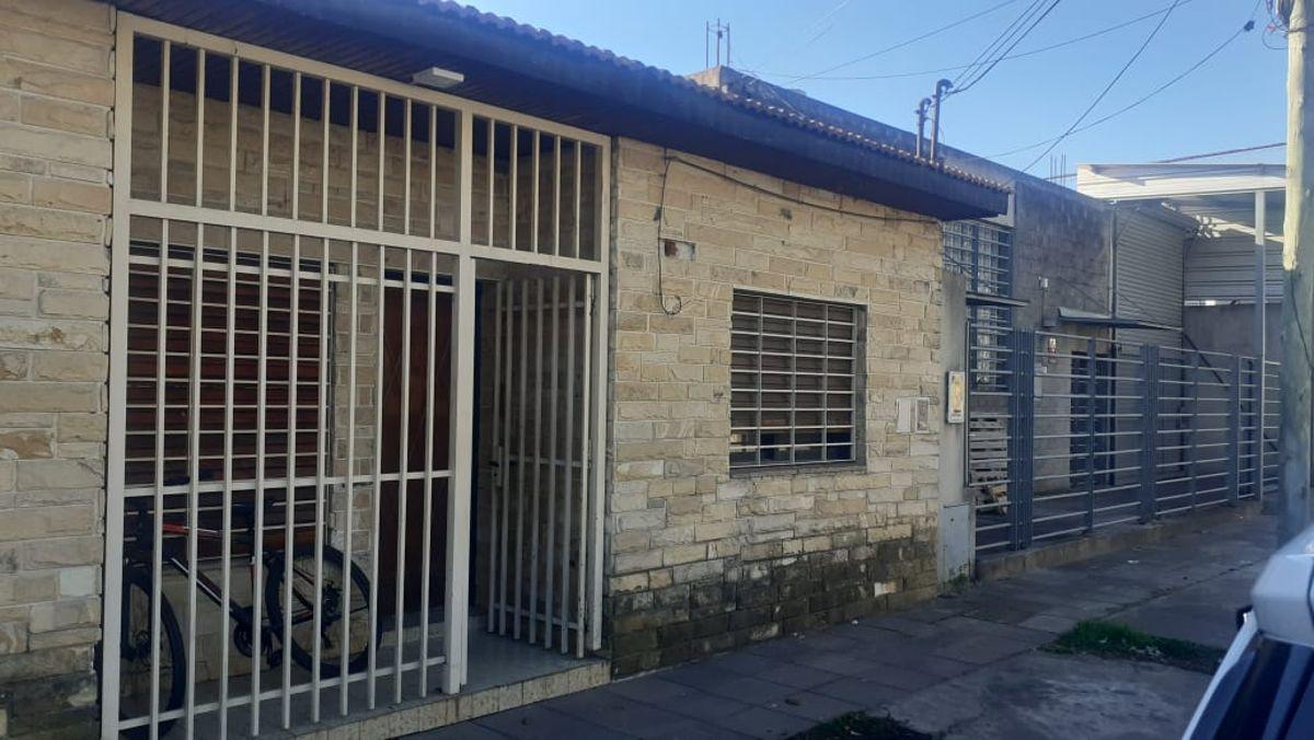 Foto de SE ALQUILA CASA DE 3 AMBIENTES A POCAS CUADRAS DE AV. HIP. YRIGOYEN EN, imagen 1
