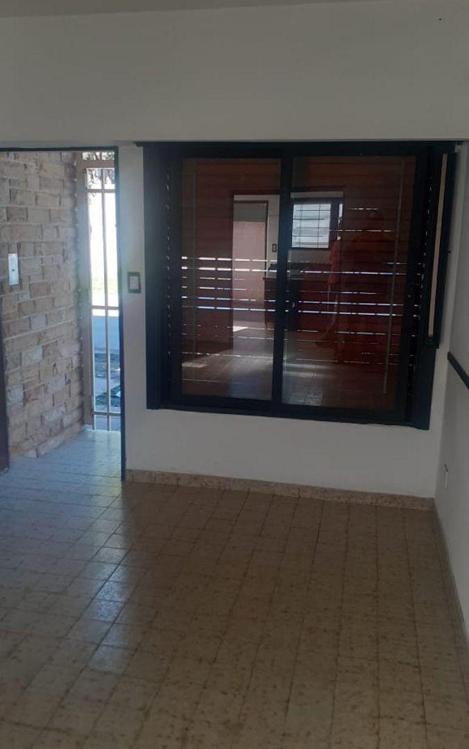Foto de SE ALQUILA CASA DE 3 AMBIENTES A POCAS CUADRAS DE AV. HIP. YRIGOYEN EN, imagen 4