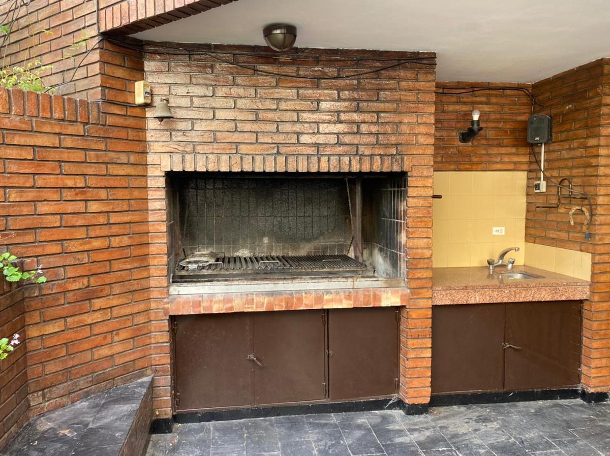 Casa en Venta en Parque Chacabuco, Pileta, Jardín, Quincho, Parrilla, Cocheras. 4