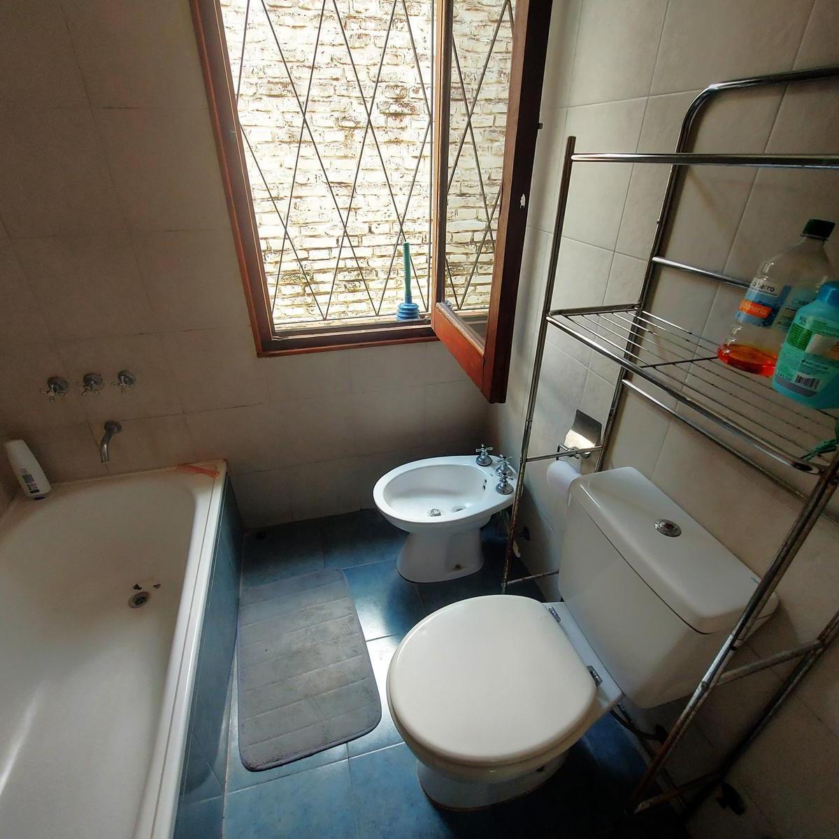 Venta Casa 8 Ambientes con Cochera Para 4 Autos en Hurlingham 5