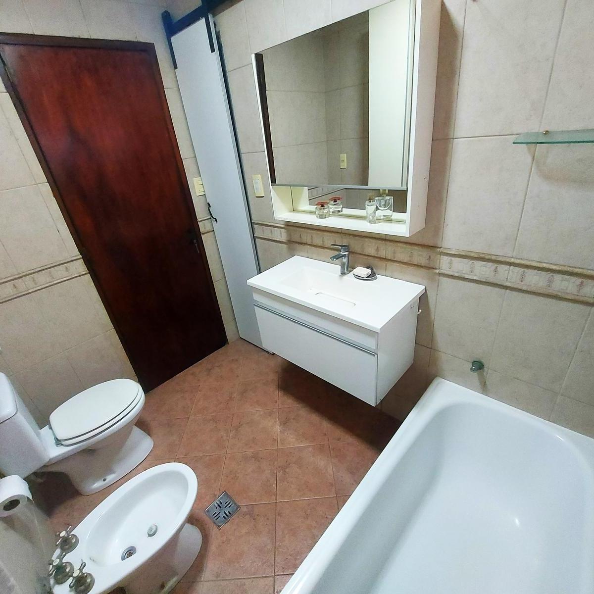 Venta Casa 8 Ambientes con Cochera Para 4 Autos en Hurlingham 1