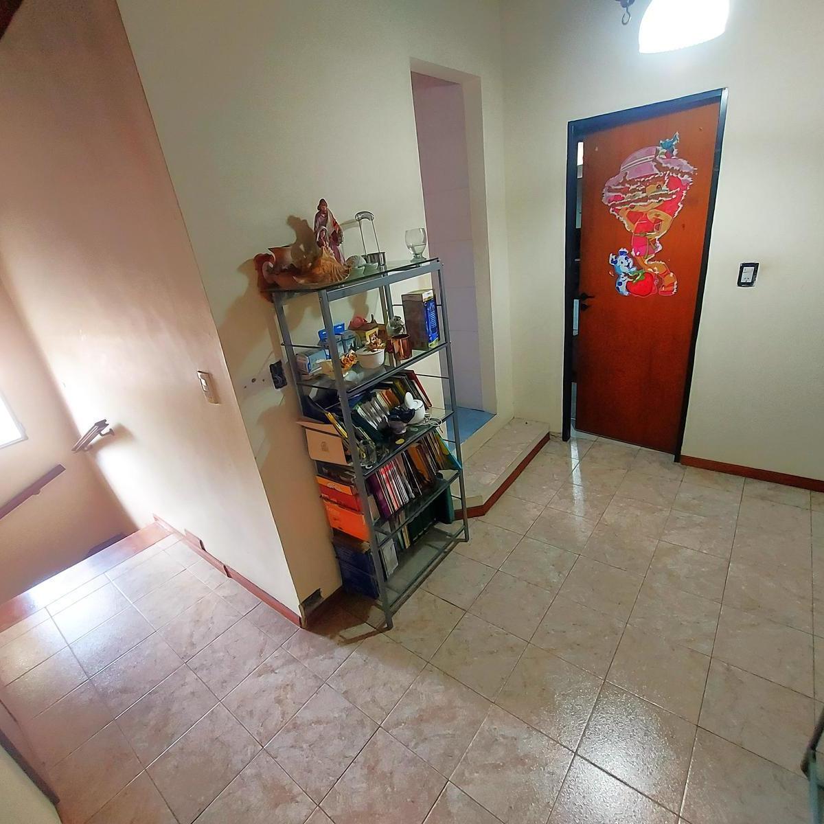Venta Casa 8 Ambientes con Cochera Para 4 Autos en Hurlingham 4
