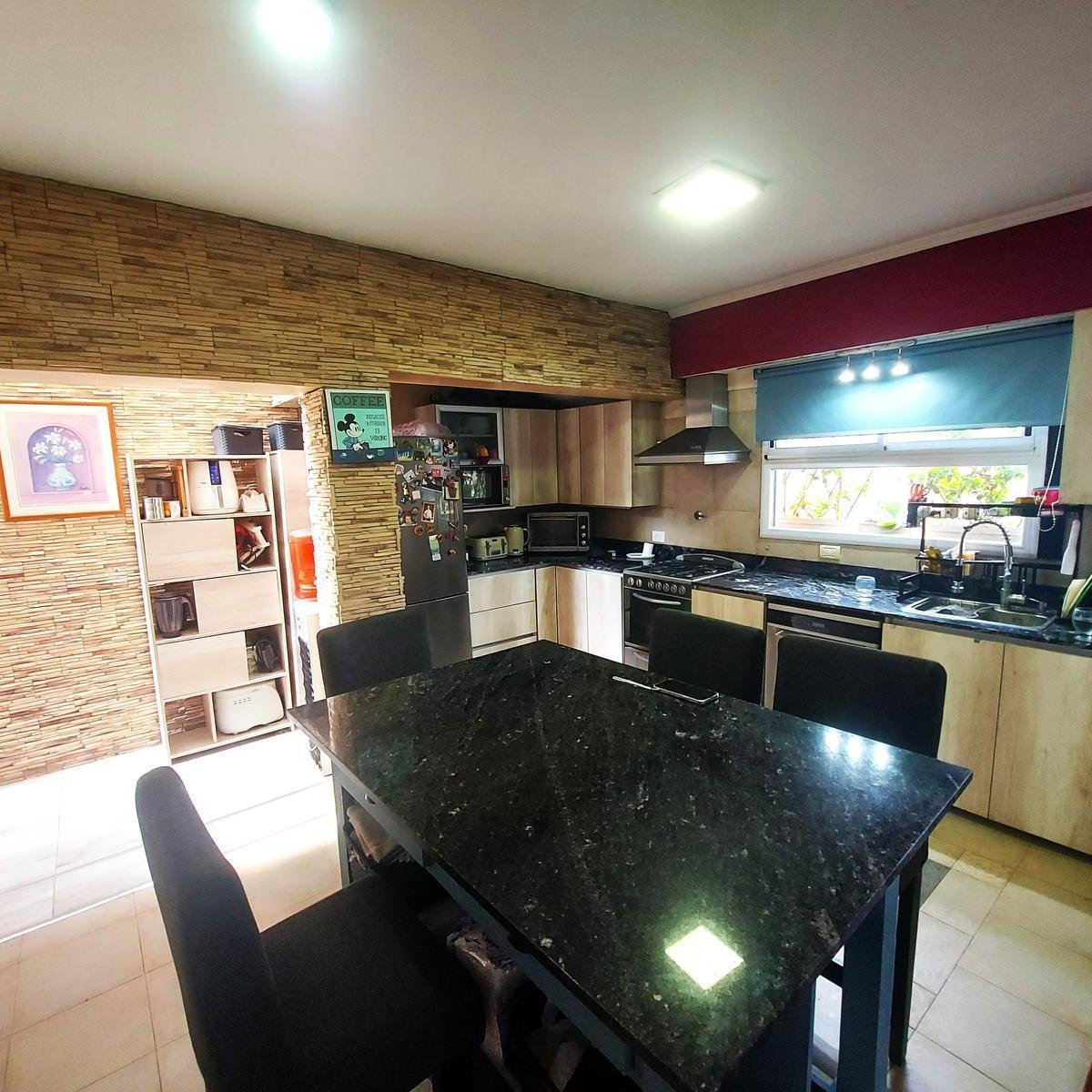 Venta Casa 8 Ambientes con Cochera Para 4 Autos en Hurlingham 3