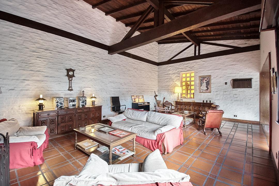 Excelente Casa en Villa Sarmiento de 7 Amb. Apto crédito.