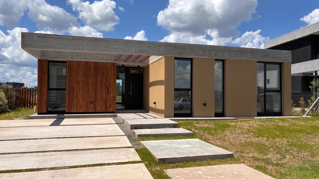 Venta Casa 5 ambientes en San Sebastián Área 7 con pileta a estrenar