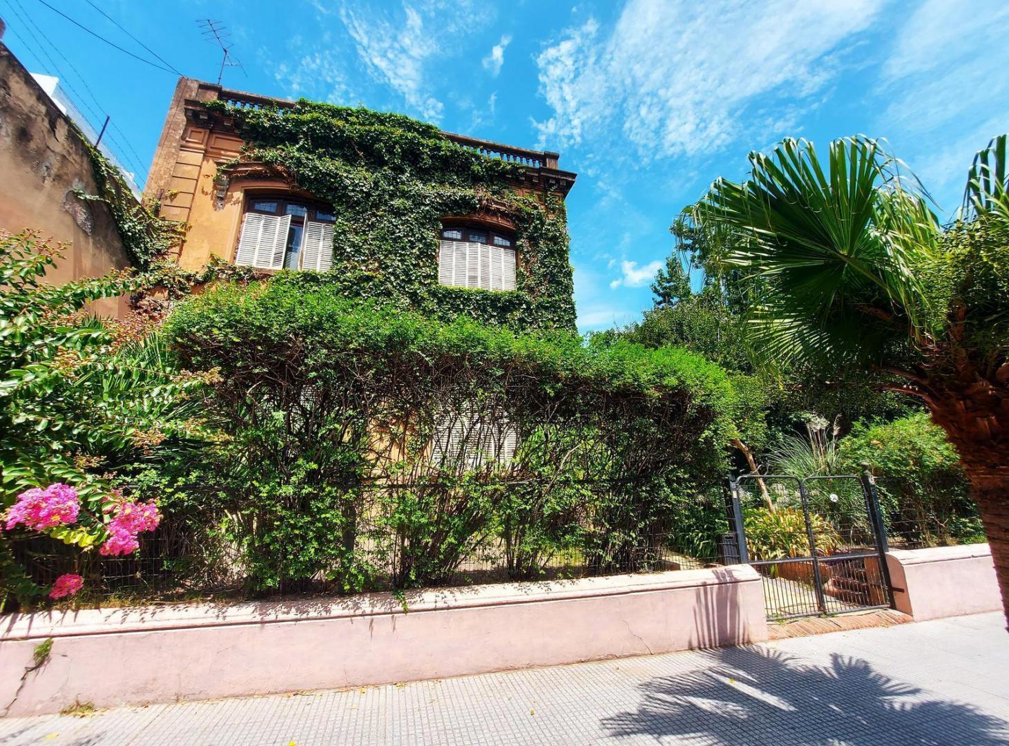 Casa en Flores Histórica doble terreno