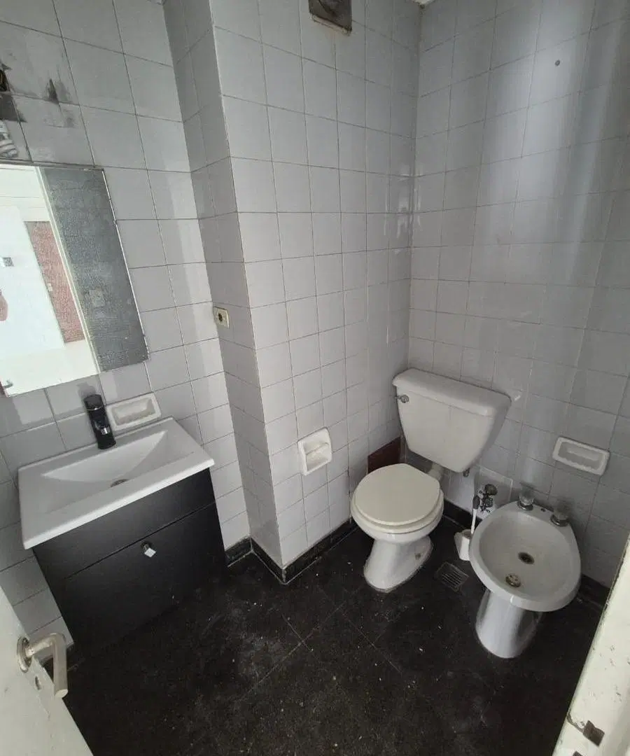 Oficina en Monzerrat venta con baño privado planta libre de 10m x 6 m 2
