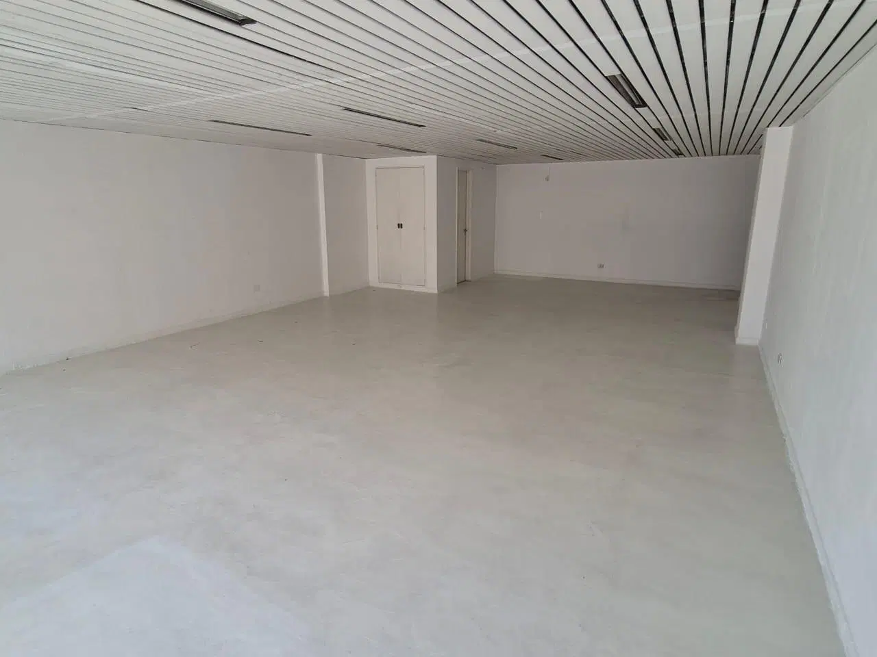 Oficina en Monzerrat venta con baño privado planta libre de 10m x 6 m 3