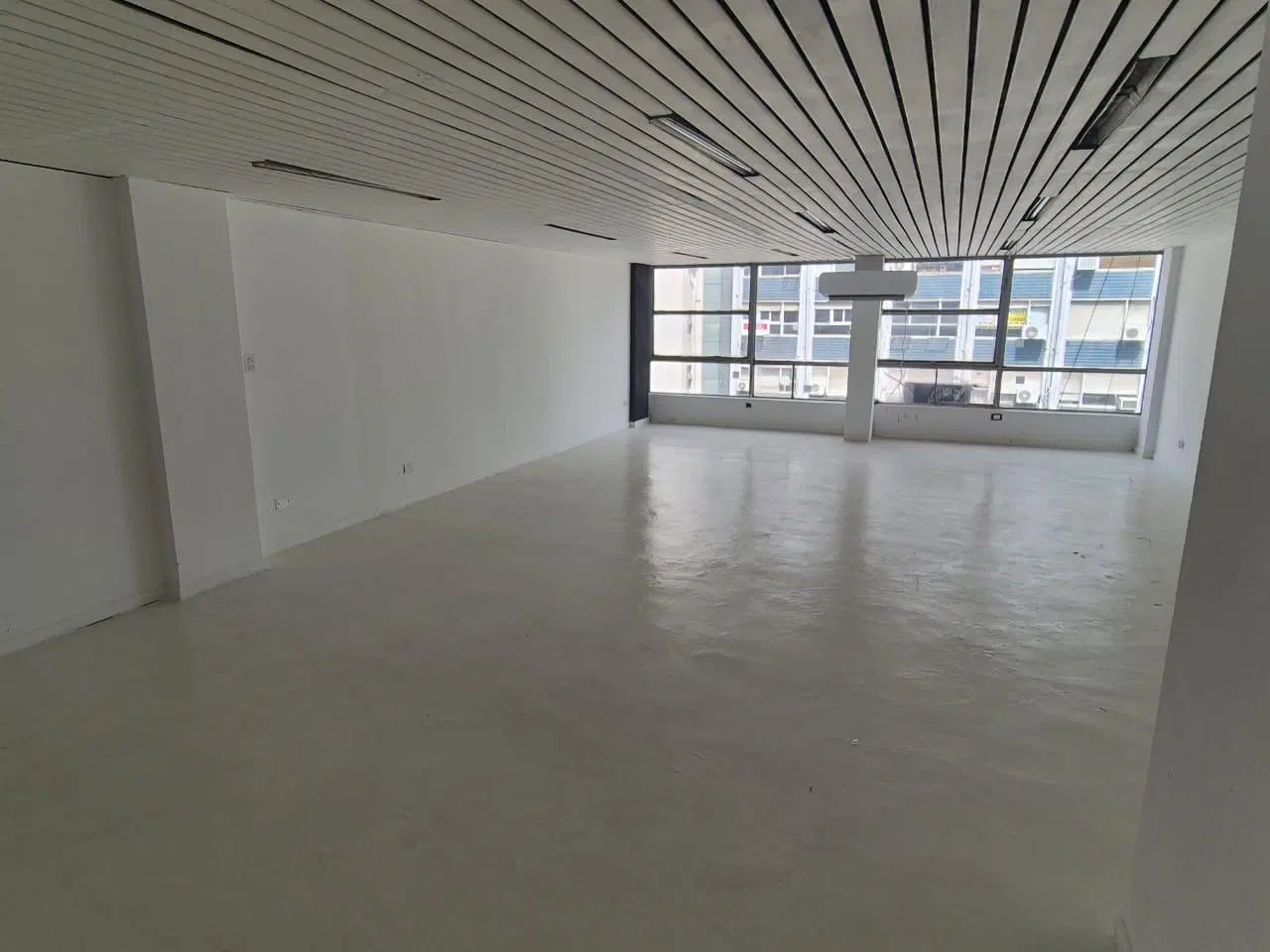 Oficina en Monzerrat venta con baño privado planta libre de 10m x 6 m 5