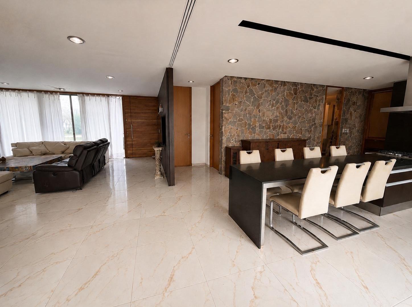 Foto de Venta Casa Quinta con Pileta en Barrio Cerrado Fincas de San Vicente, imagen 1