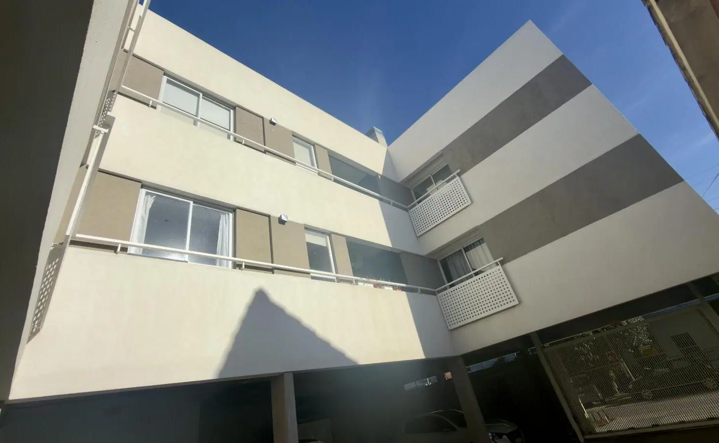 Venta departamento 3 Ambientes con balcón y parrilla, pileta y jardín 2