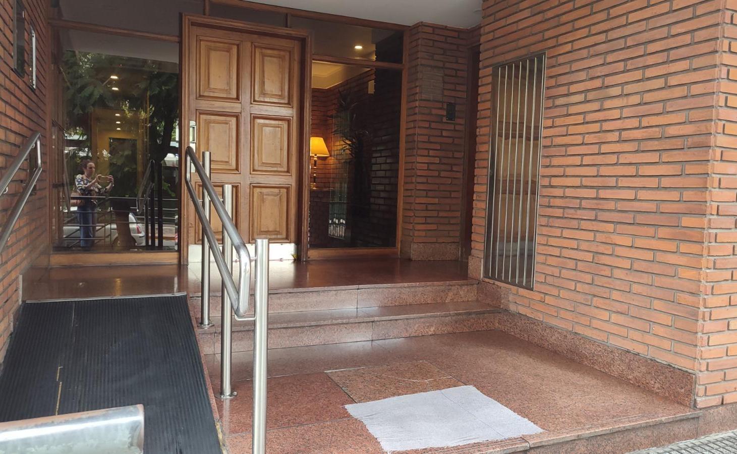 Foto de Departamento/Consultorio/Oficina 6 amb. en PB a la calle, imagen 1