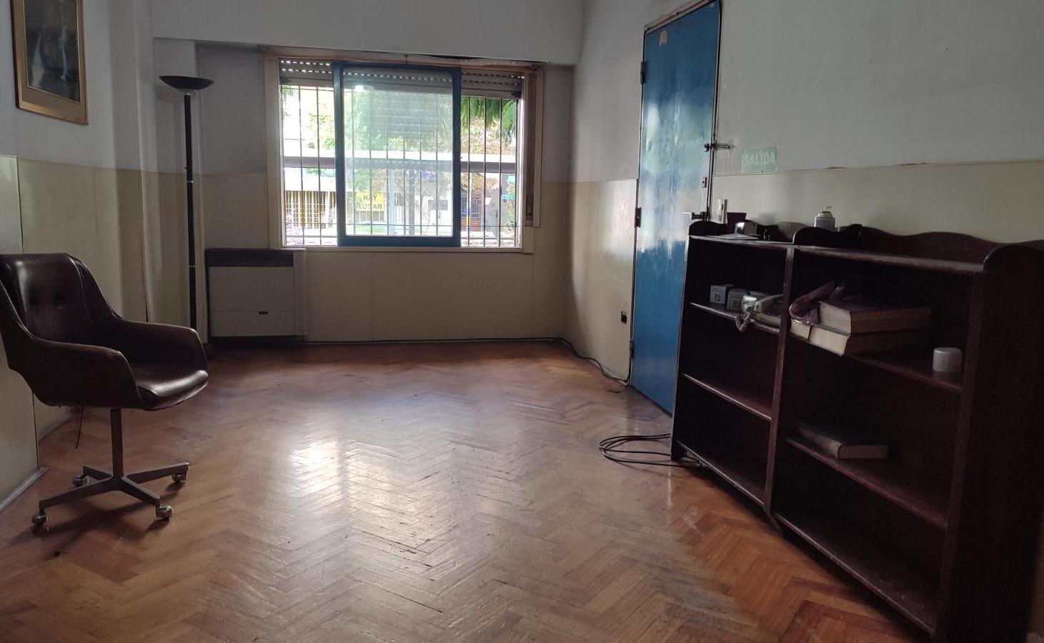 Foto de Departamento/Consultorio/Oficina 6 amb. en PB a la calle, imagen 2