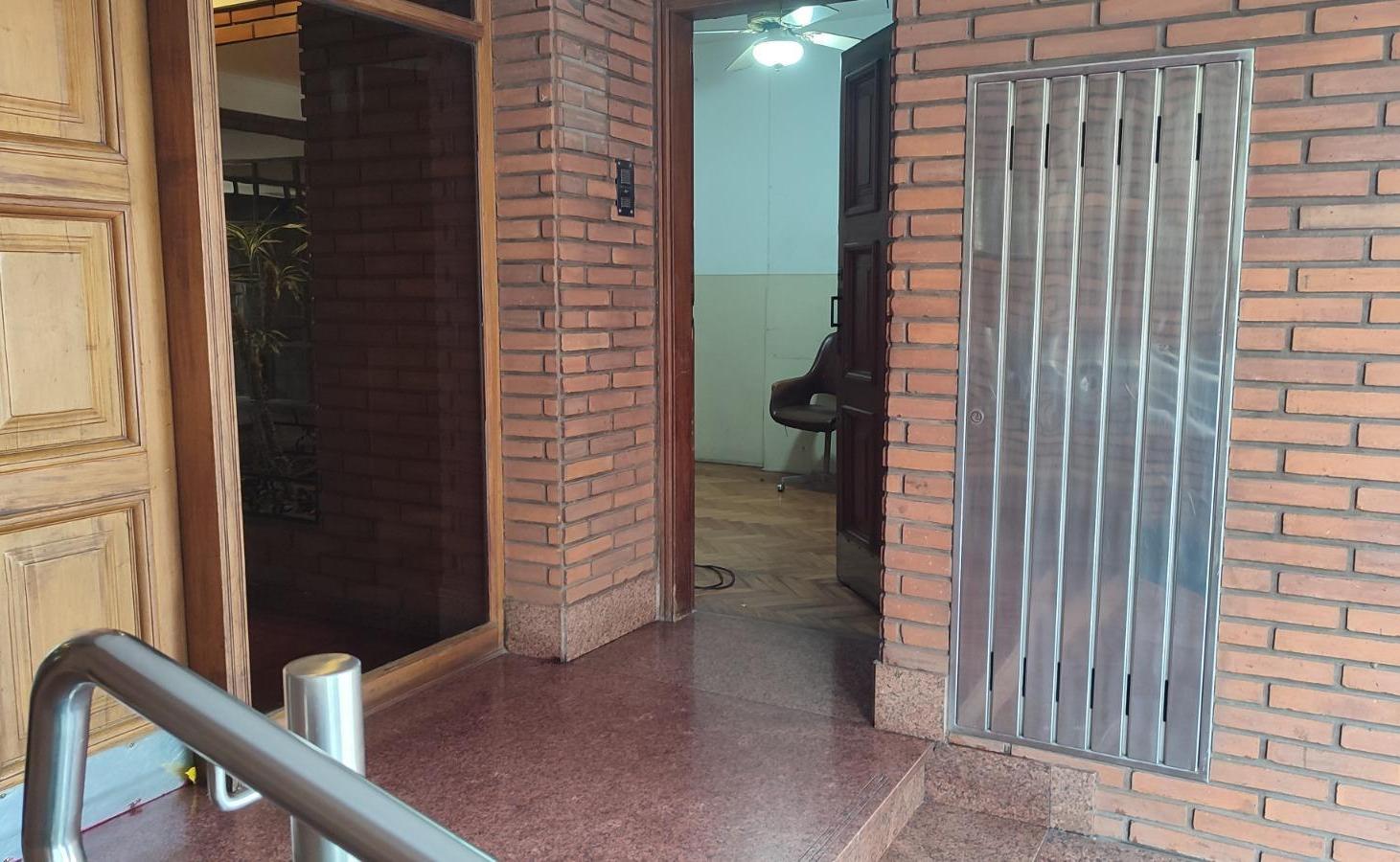 Foto de Departamento/Consultorio/Oficina 6 amb. en PB a la calle, imagen 1