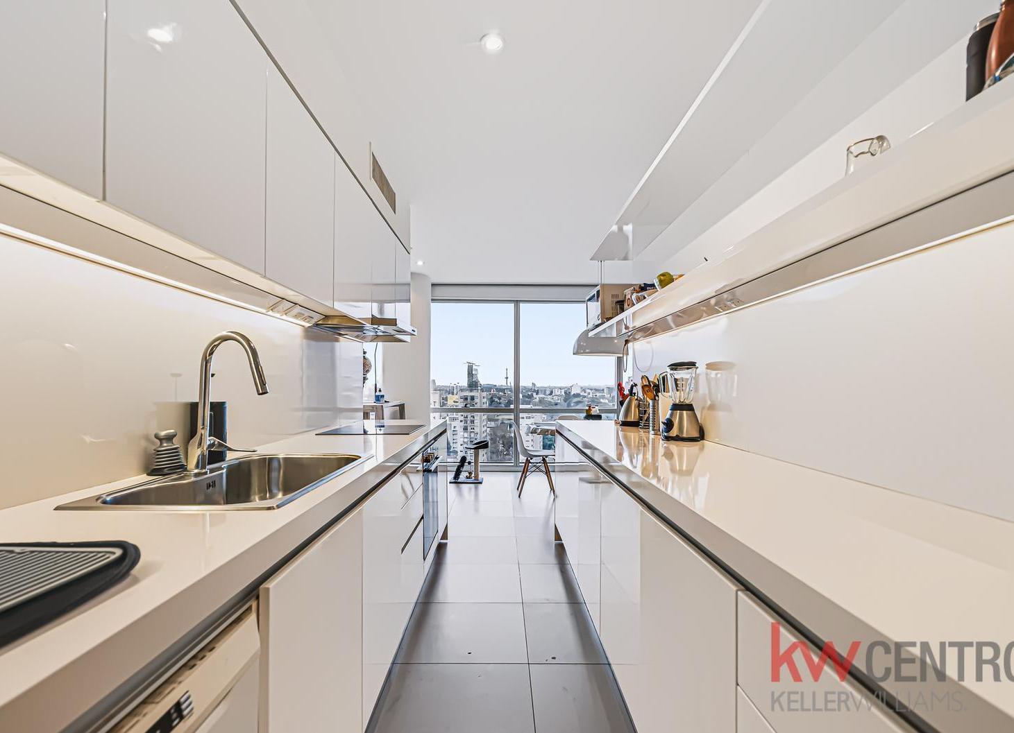 Foto de Venta Departamento de 3 dormitorios y 2 cocheras en complejo Al Río en, imagen 2