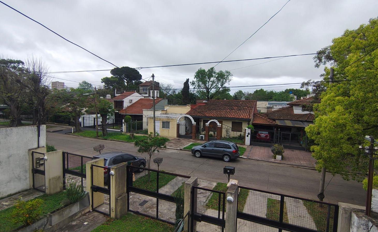 Foto de VENTA DUPLEX 4 AMB. ADROGUE GARAGE Y FONDO LIBRE, imagen 2