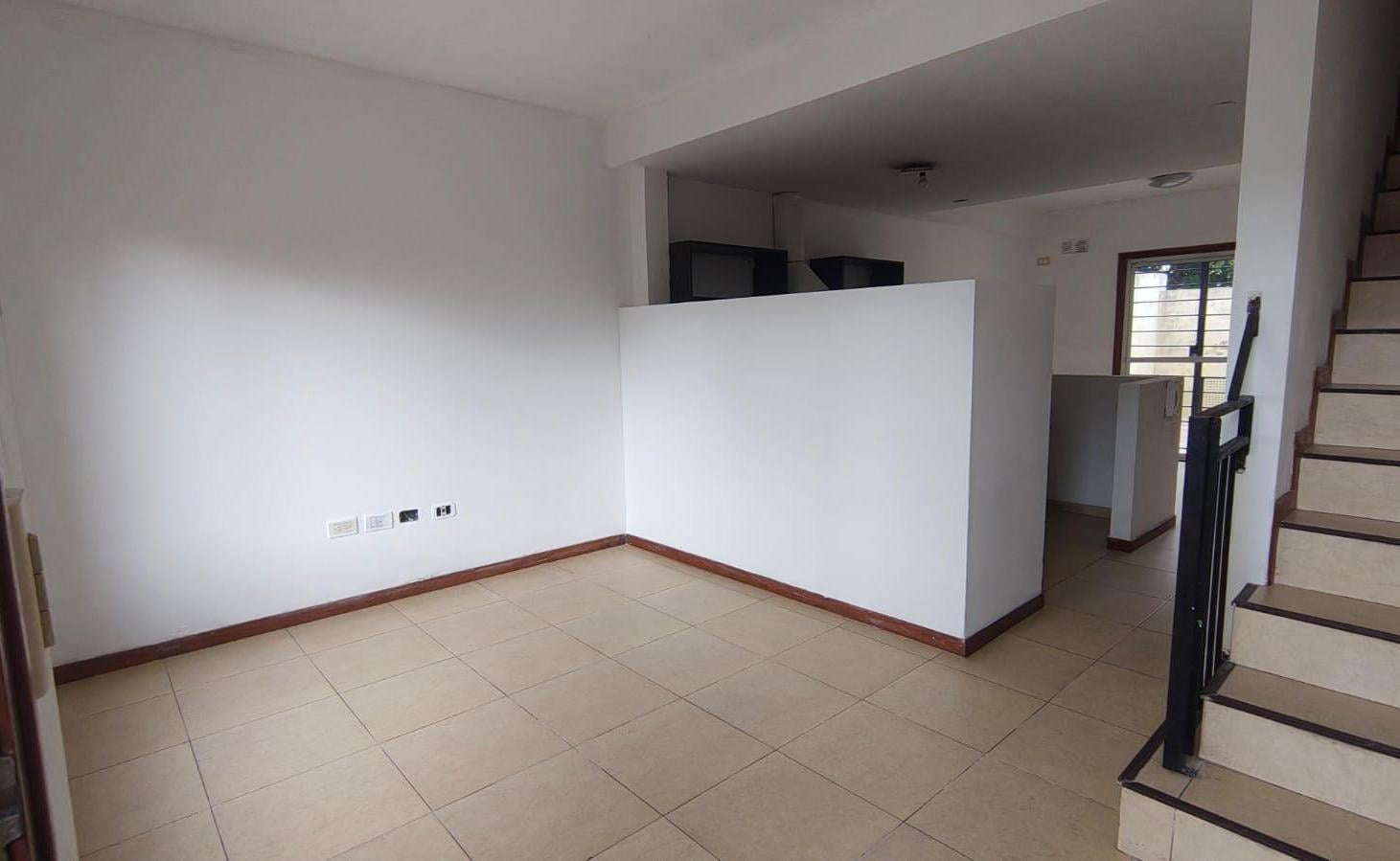 Foto de VENTA DUPLEX 4 AMB. ADROGUE GARAGE Y FONDO LIBRE, imagen 3