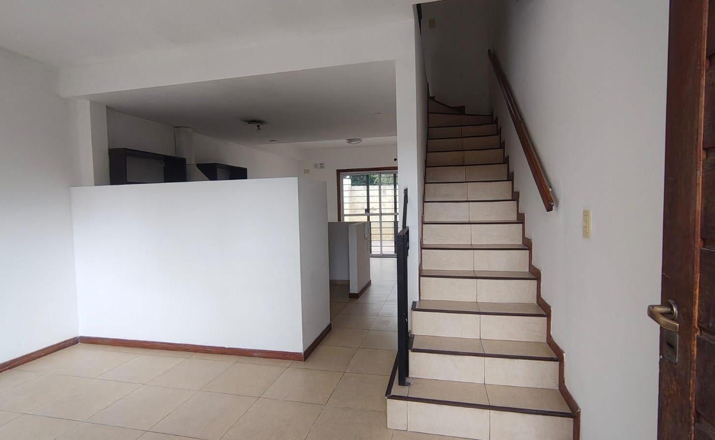 Foto de VENTA DUPLEX 4 AMB. ADROGUE GARAGE Y FONDO LIBRE, imagen 4
