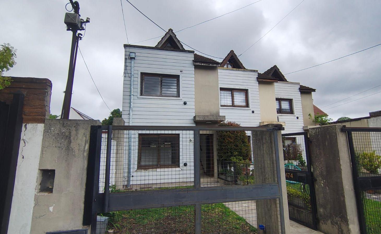 Foto de VENTA DUPLEX 4 AMB. ADROGUE GARAGE Y FONDO LIBRE, imagen 1