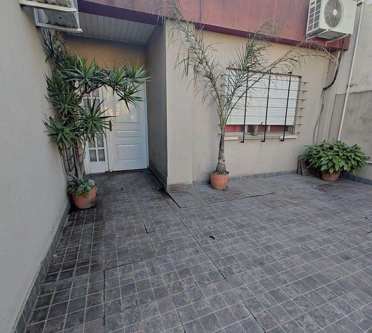 Casa 2 dormitorios, cochera y patio en Av. Facundo Zuviria