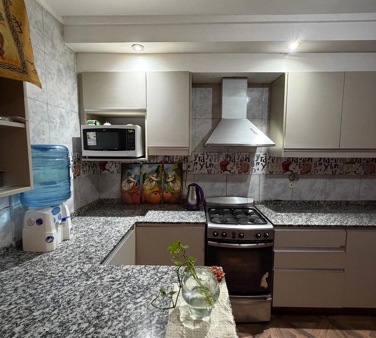 Foto de Casa + departamento, 5 dormitorios, cochera y patio, imagen 3