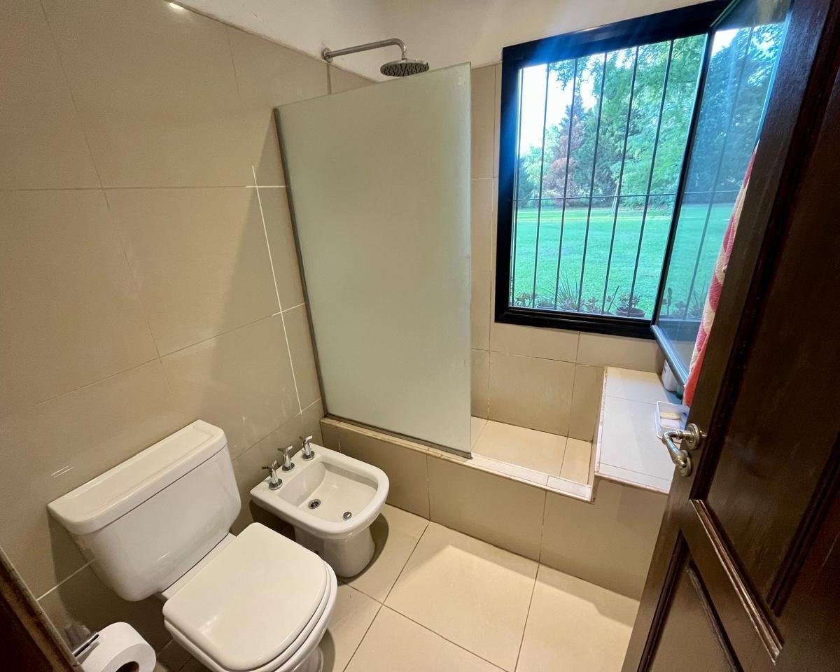 Casa 3/4 Dorm., Pileta, Const 412 m² Terreno 2080 M²! 4